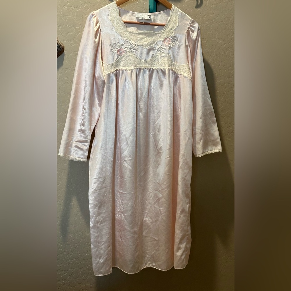 Vintage Miss Elaine Women's S Satin Long Nightgown
Pink Lace floral appliqué